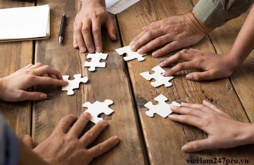 Làm việc nhóm (teamwork) là một kỹ năng quan trọng cần có ở hầu hết các công việc 