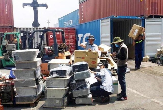tin kinh doanh :Buộc 30 hãng tàu tái xuất 1.100 container phế liệu ra khỏi Việt Nam